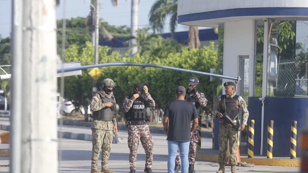 Personal de las Fuerzas Armadas está resguardando el ingreso a la Base Naval Sur y las inmediaciones del hospital.