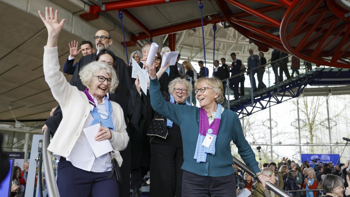 Activistas de la Asociación Suiza de Mujeres Mayores por el Clima, este martes, en la sede del Tribunal Europeo de Justicia en Estrasburgo (Francia).