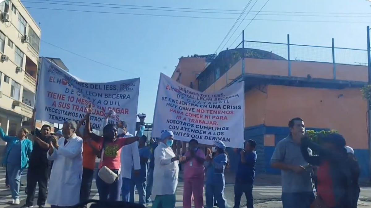 Este martes 9 de abril cerca de 50 personas reclamaron por sus sueldos