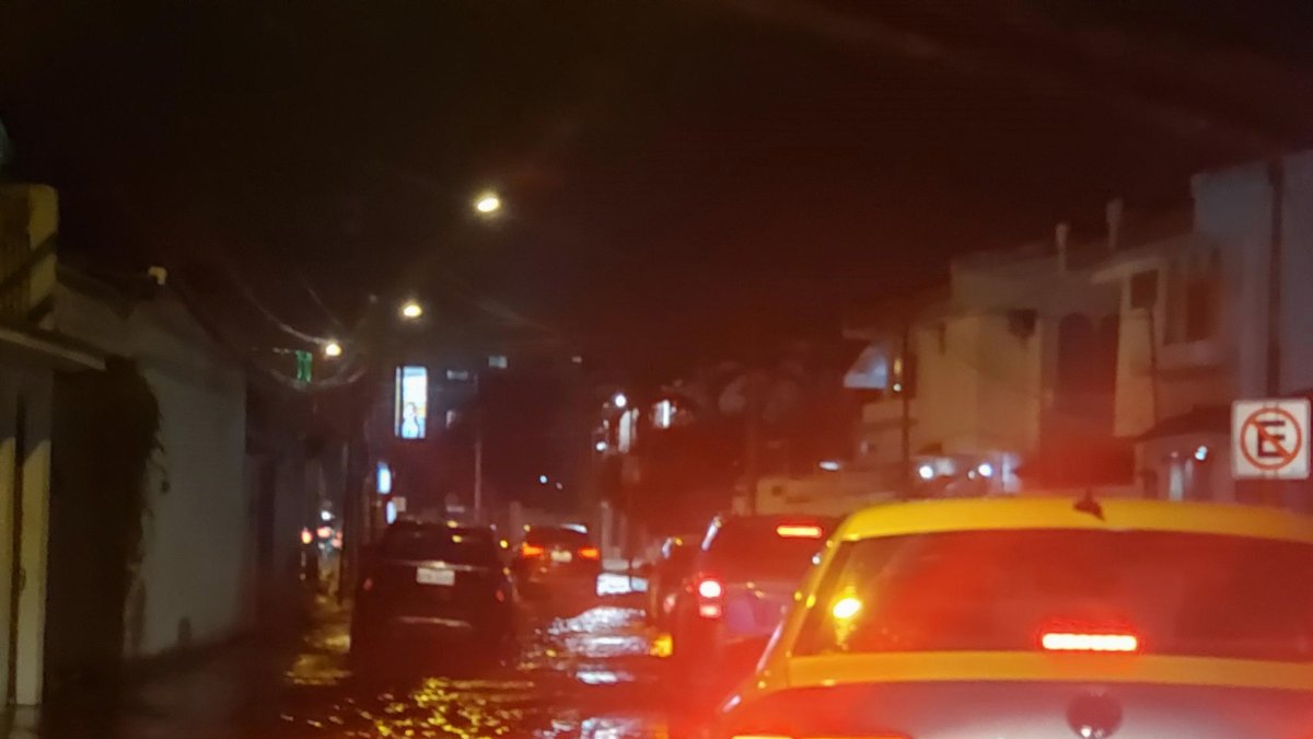 La noche del pasado 8 de abril, la avenida Rodrigo Chávez, en Urdesa, fue una de las afectadas por el aumento de la marea.