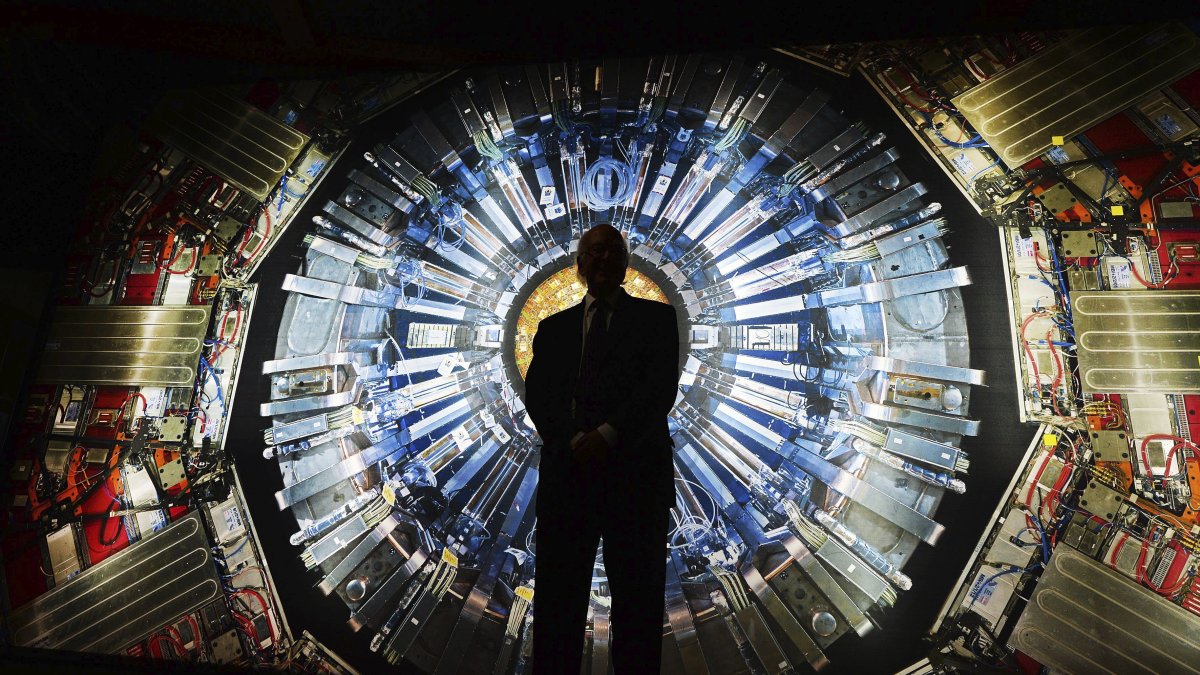El recién fallecido Peter Higgs posa en el Museo de Ciencias de Londres.