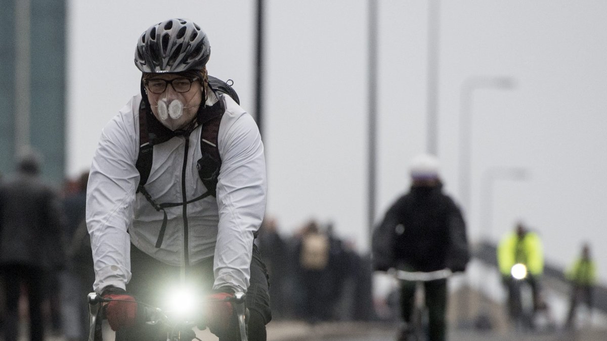 Un ciclista usa una mascarilla para protegerse de la contaminación ambiental en Londres