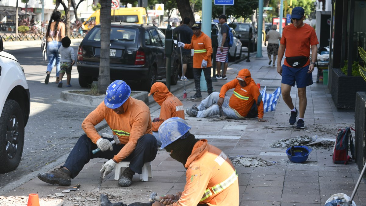 Varios trabajadores realizan los cambios en Urdesa
