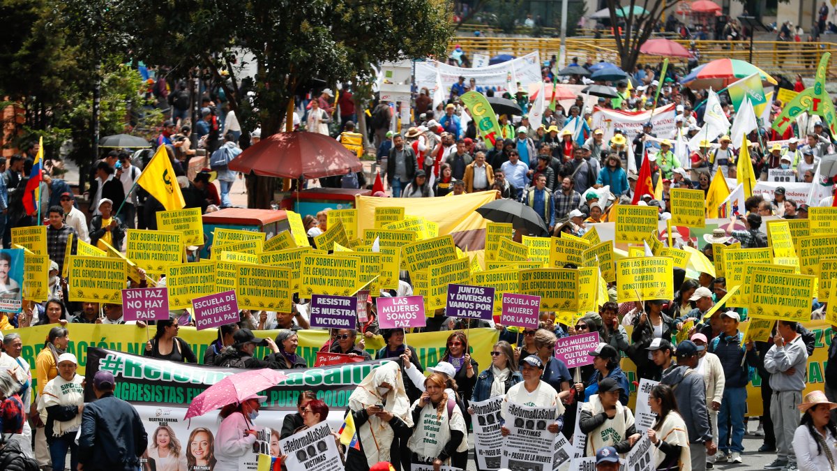Seguidores del presidente Gustavo Petro participan en una marcha, convocada por sindicatos de trabajadores, que busca dar apoyo a las reformas planteadas por el Gobierno, en Bogotá.