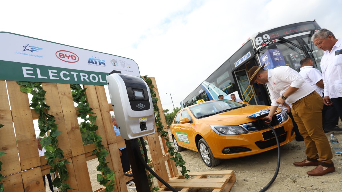En Ecuador existen al menos 180 electrolineras. Esa sería la principal razón por el desencanto de los autos eleéctricos.