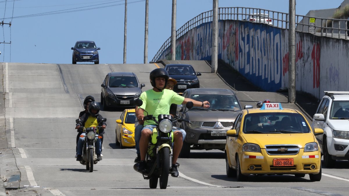 Realidad. Perspectiva desde abajo de las ondulaciones de la loma conocida como el ‘tobogán’, en un tramo de la avenida Felipe Pezo, en el norte de Guayaquil.