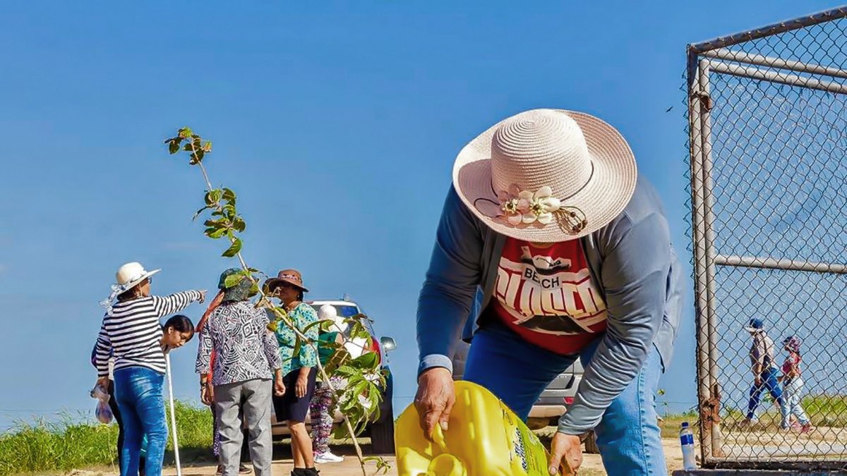 Proyecto. Los miembros del gremio y sus familias llegaron a El Tablazo para intentar ponerle algo de color y vida al espacio.