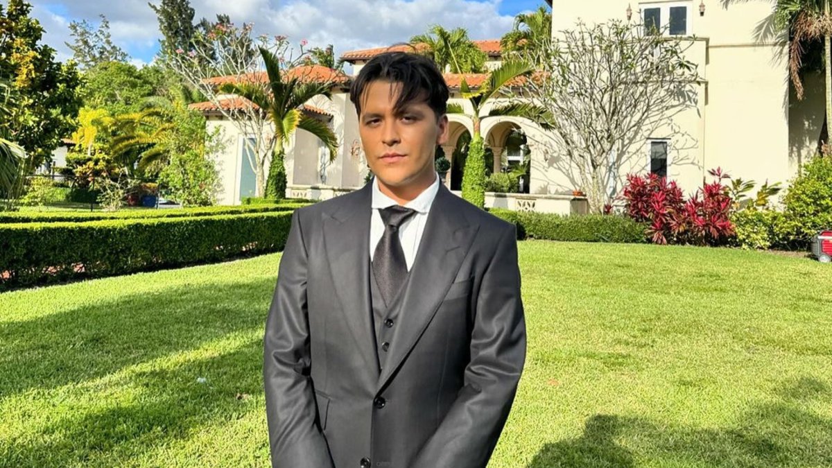 El nuevo look de Nodal, delgado y sin tatuajes.