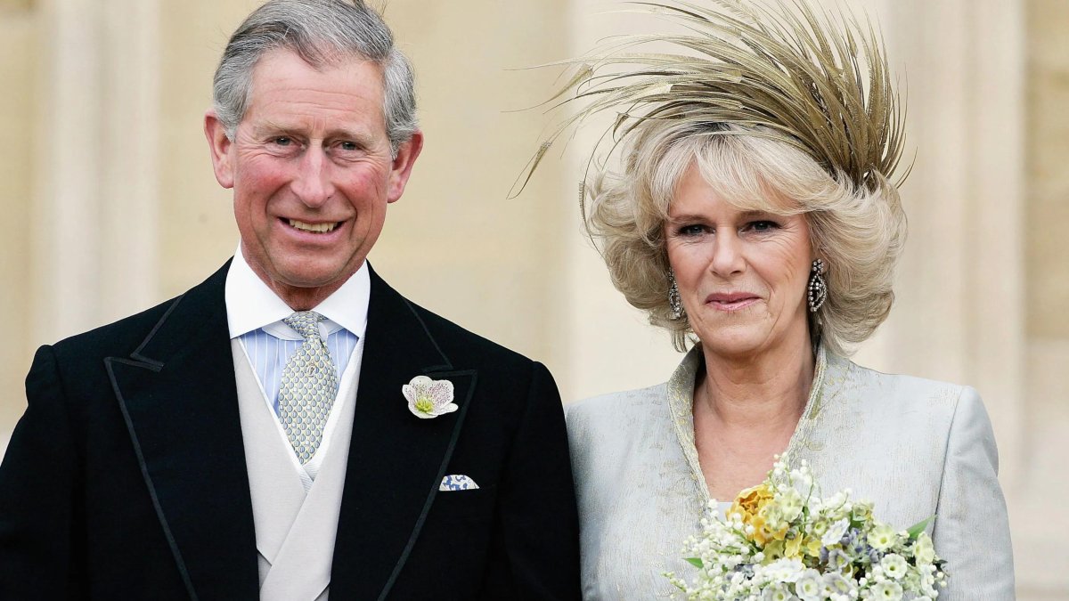 La serie 'The Crown' de Netflix finaliza con la boda del entonces príncipe Carlos y Camila Parker-Bowles.