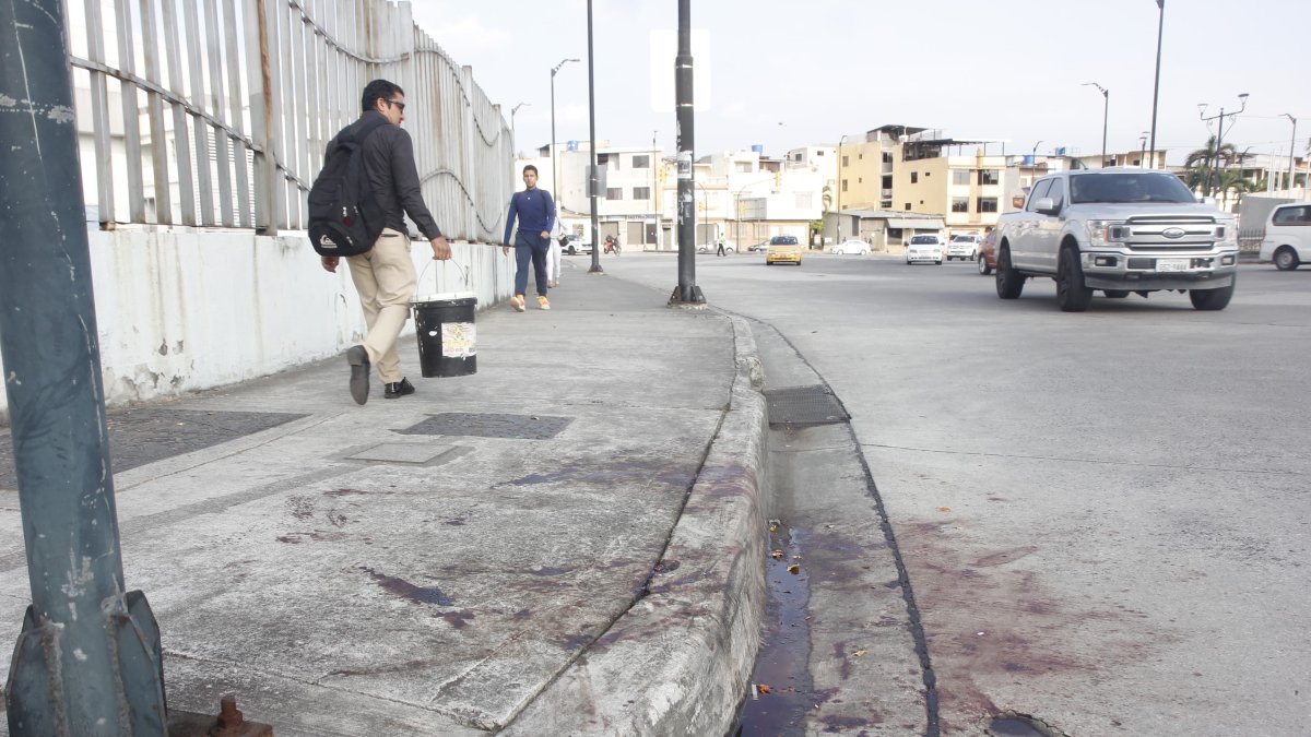 En el sitio aún se obseva la sangre de la víctima. La Policía llegó al sitio para recabar indicios y levantar el cadáver.