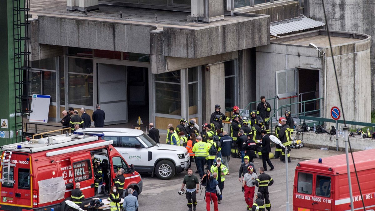 Los equipos de rescate en el lugar de la explosión ocurrida en una central hidroeléctrica en el embalse del lago Suviana, cerca de Bolonia, Italia.