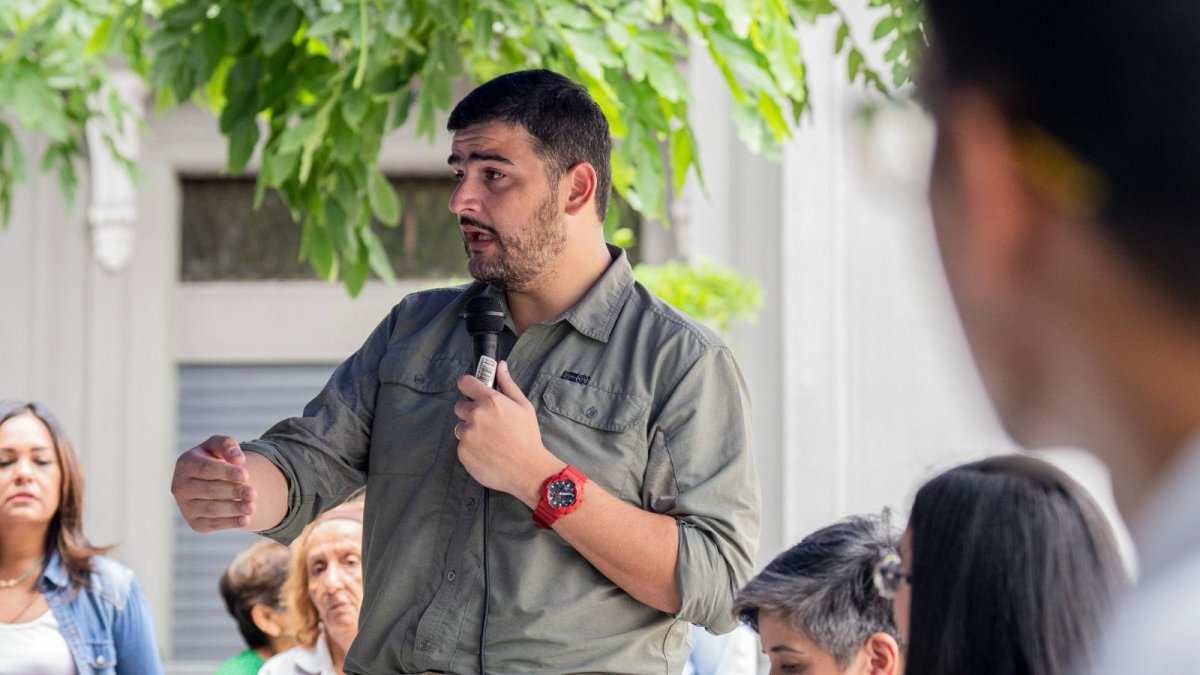 Funcionario. El alcalde durante una aparición pública afuera del Cabildo.