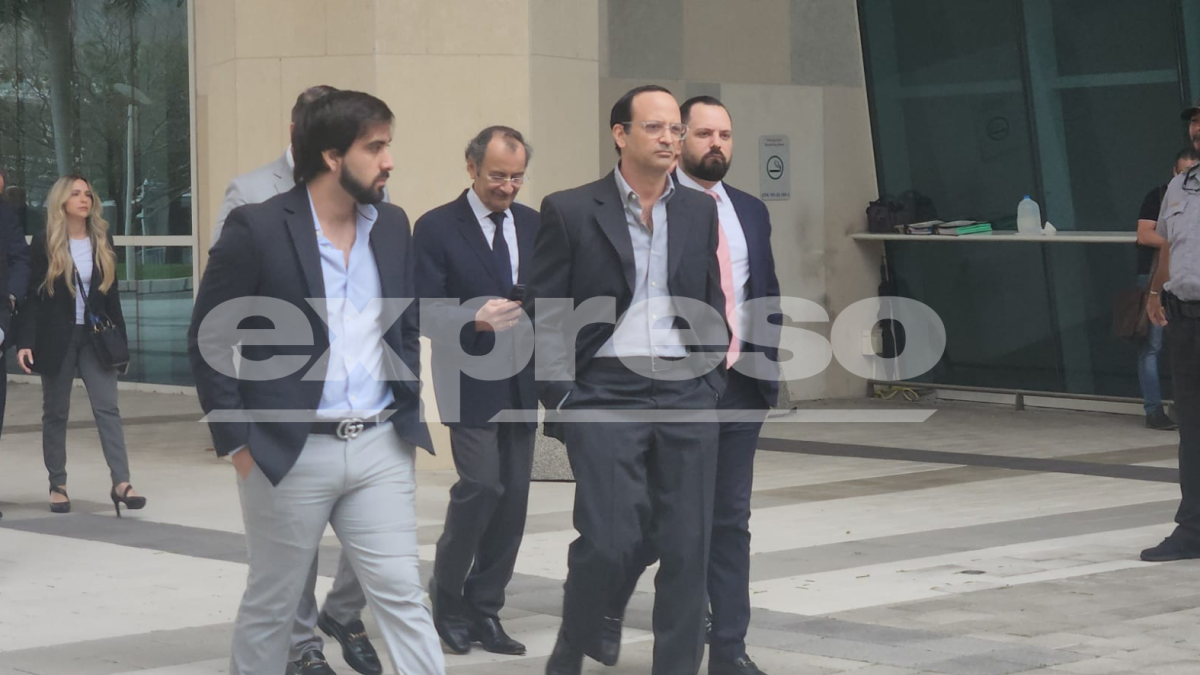 Carlos Pólit (centro, al fondo) llegando a la Corte junto a su defensa y familia.