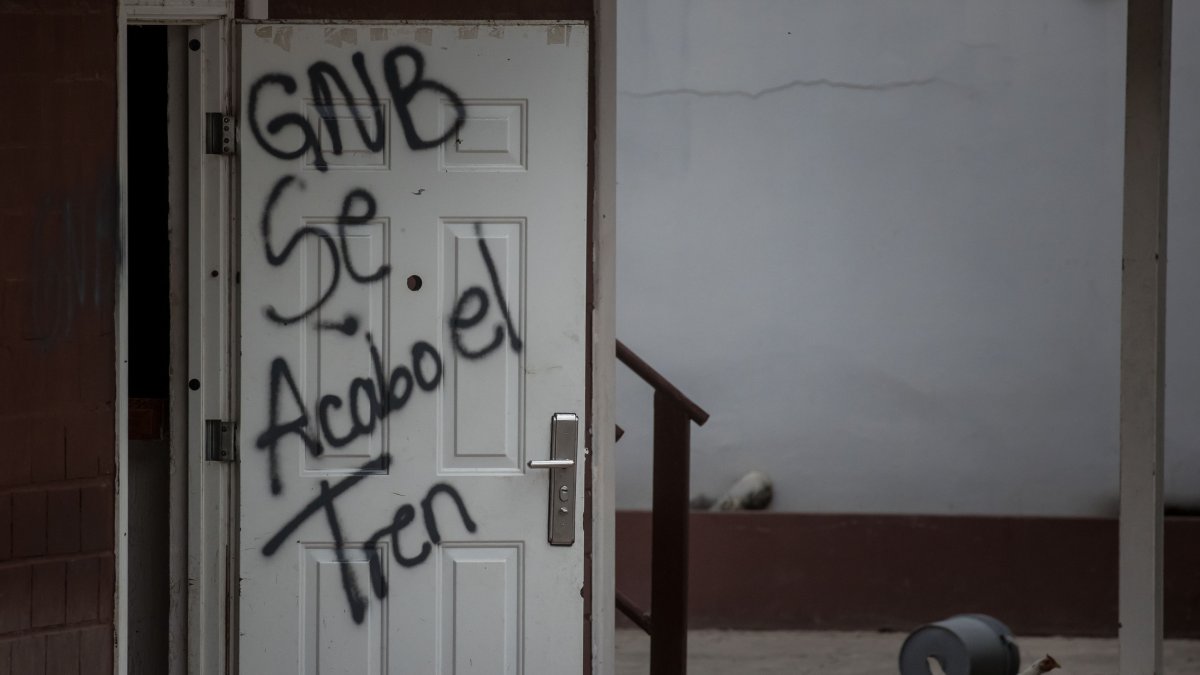 Fotografía que muestra una puerta rayada en el centro penitenciario de Tocorón (Venezuela).