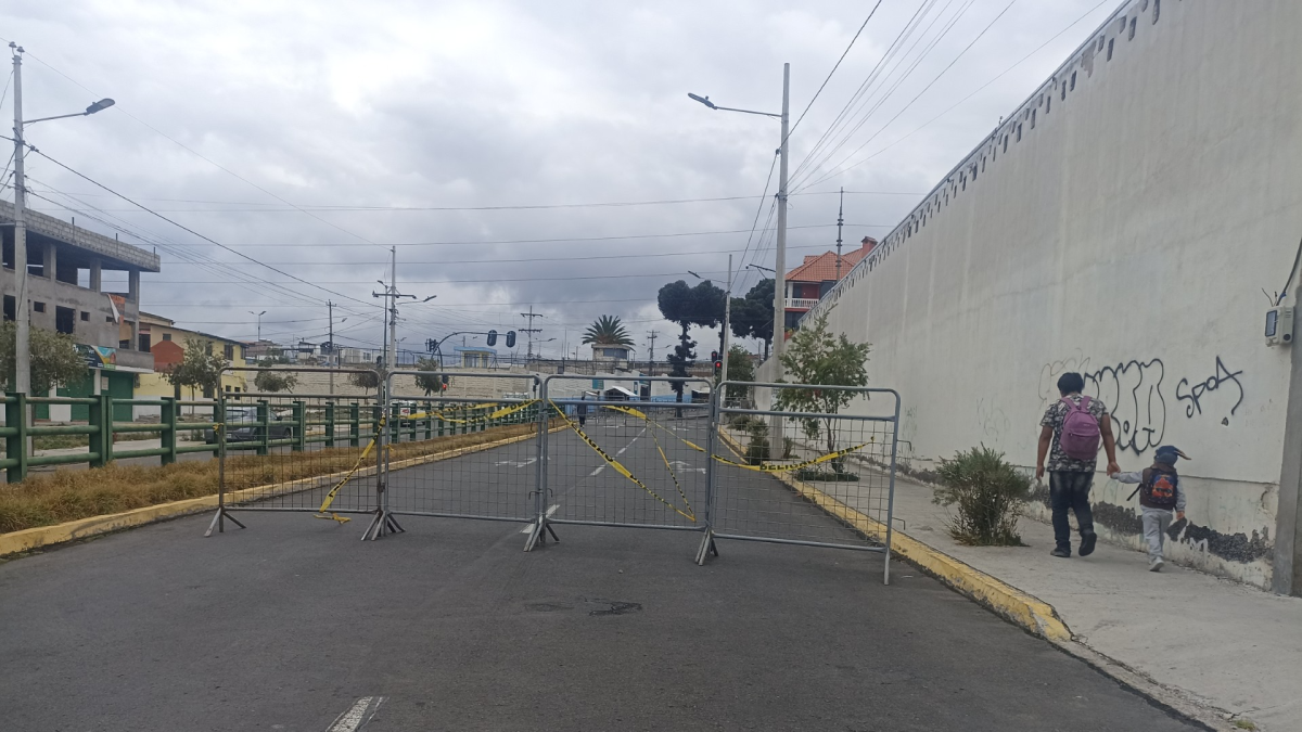 Las calles aledañas a la cárcel de Ambato están cerradas al tránsito desde el inicio del estado de excepción, en enero pasado.