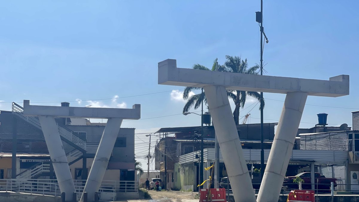 Puente ubicado en Brisas del Norte. Cuenta con los pilares, pero no con el camino para los usuarios.