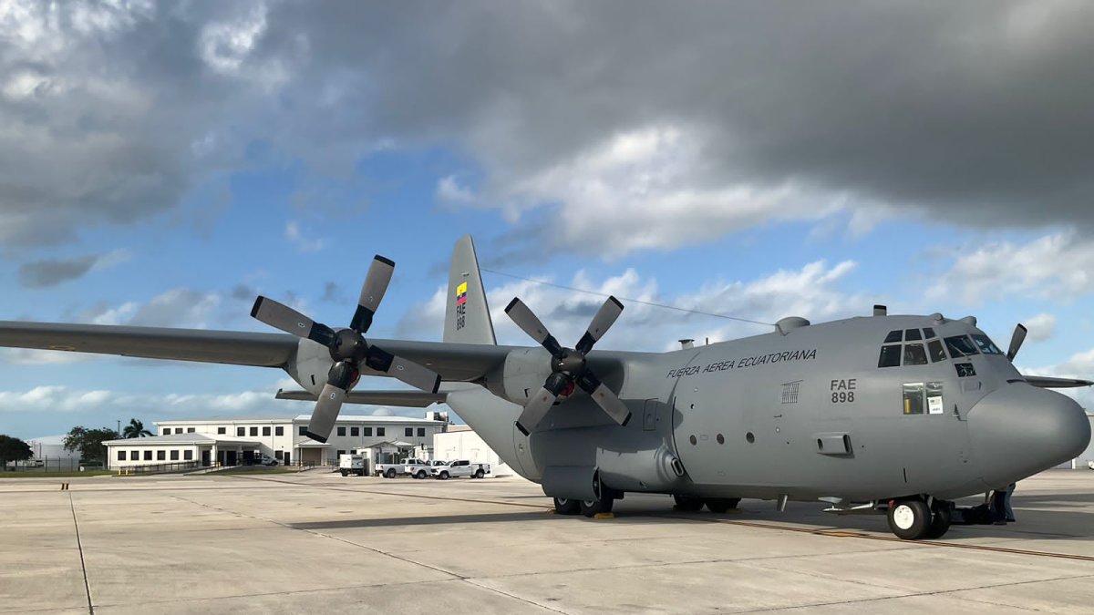 Tiene capacidad para transportar 92 pasajeros, 64 paracaidistas, 72 litros para ambulancia, 20 toneladas de carga y vuela hasta ocho horas continuas.