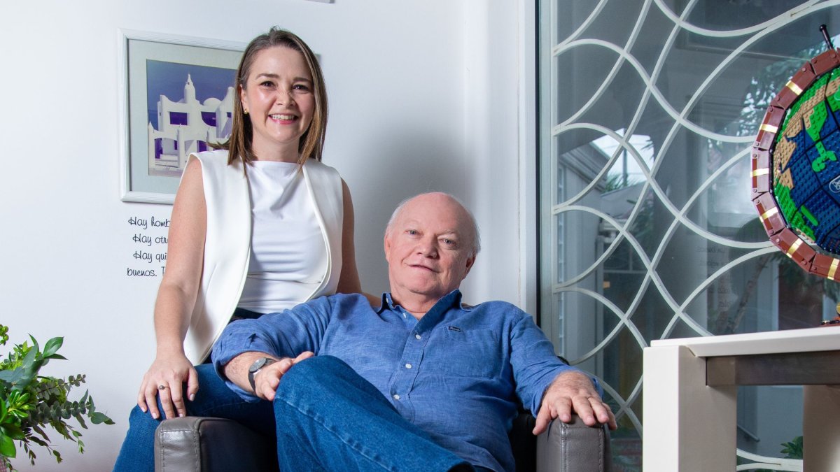 Vicente Negrete Alvear, gerente técnico de proyectos, junto a su hija Karla Negrete León, máster en Diseño de Interiores.