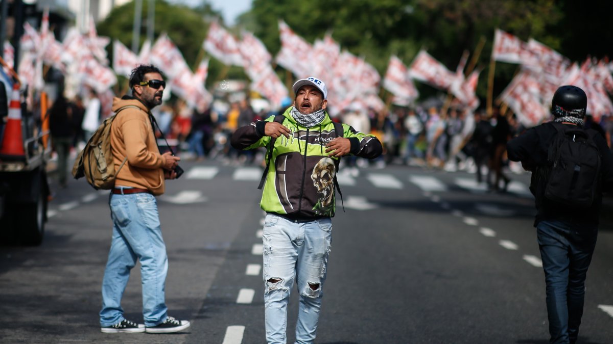 Un hombre participa en una manifestación contra el presidente de Argentina Javier Milei en la Avenida 9 de Julio este miércoles, en Buenos Aires (Argentina).