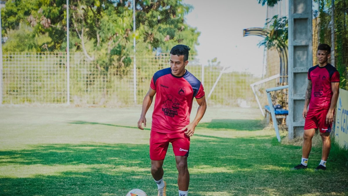 El lateral Maikel Reyes sería estelar en la banda diestra cetácea.