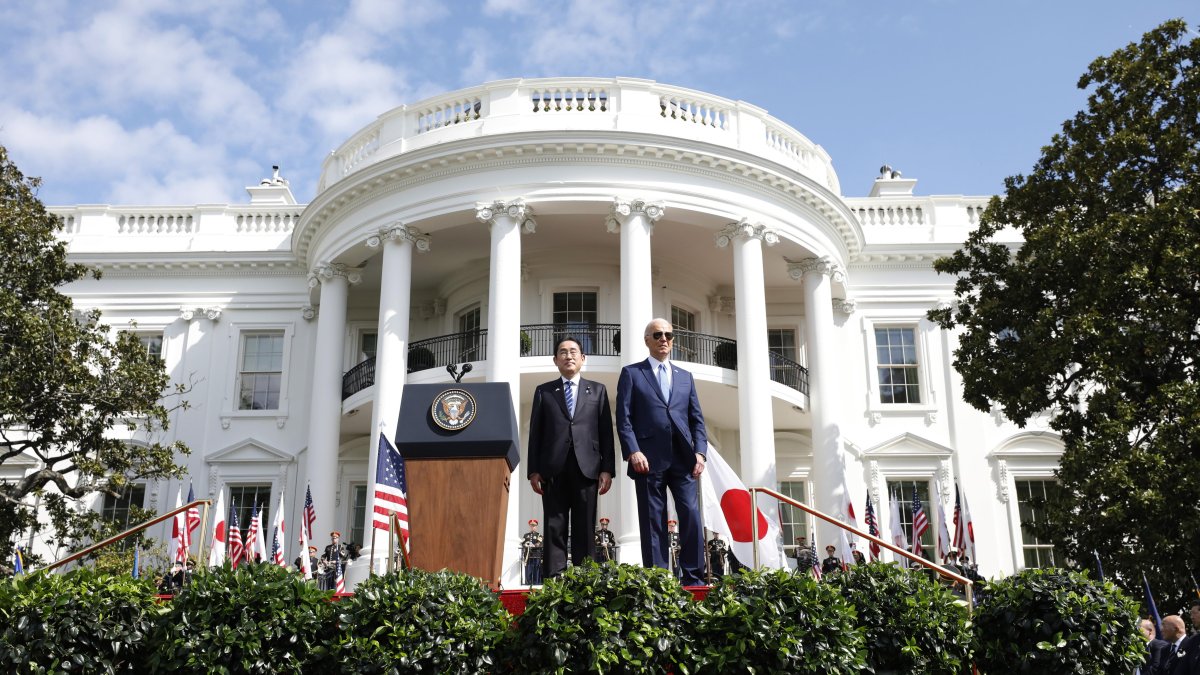 El presidente estadounidense, Joe Biden (d), con el primer ministro japonés, Fumio Kishida (i), este 10 de abril 2024.