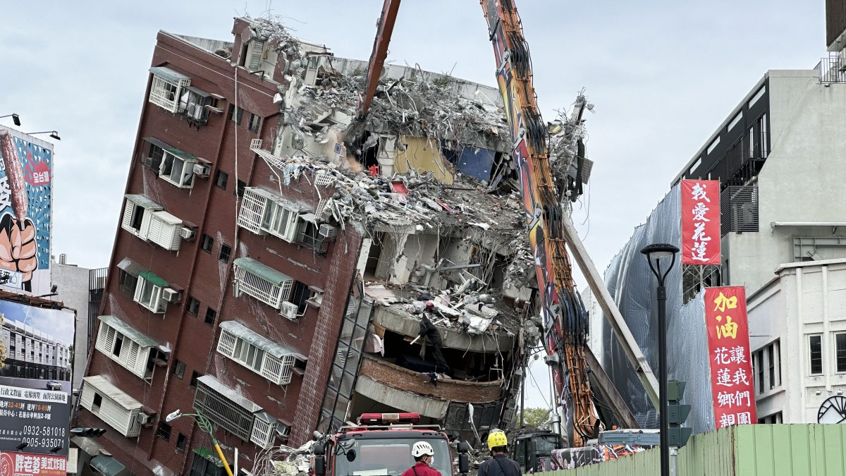 Un gigantesco brazo metálico destroza la parte superior del edificio Urano. Una semana después, este municipio intenta pasar página del sismo más fuerte en los últimos 25 años.