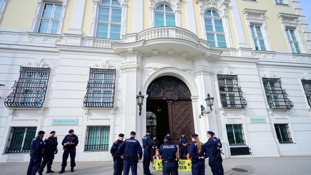 Viena. Policían bloquean entrada a la Cancillería de Austria.
