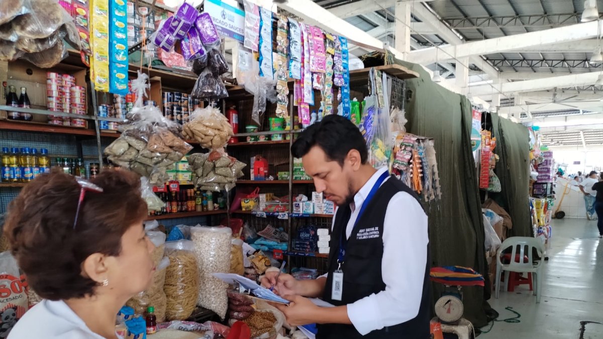 Control.- Un delegado de ARCSA  inspecciona locales en un mercado de Guayaquil.
