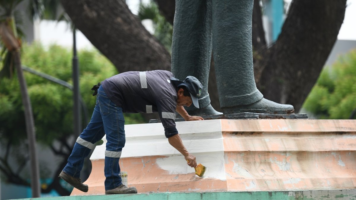 La base del monumento a Víctor Emilio Estrada fue pintada.