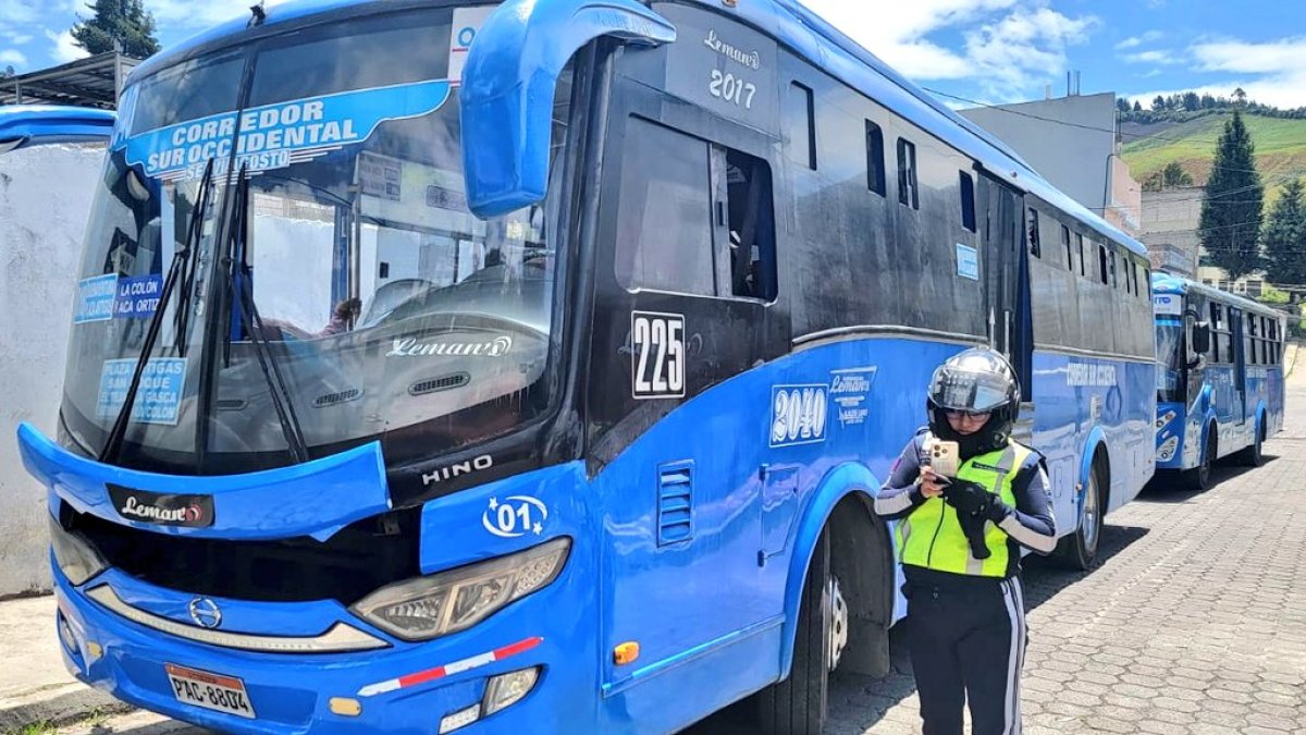 Agentes de tránsito realizan los controles de alcotest.