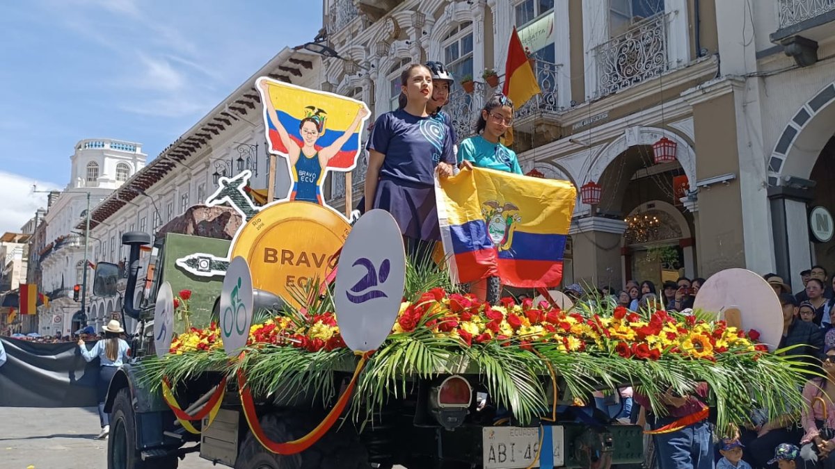 Una coreografía deportiva rindió homenaje a los logros de Elizabeth Bravo, quién acompaño a la unidad Educativa Nuestra Familia durante el desfile.