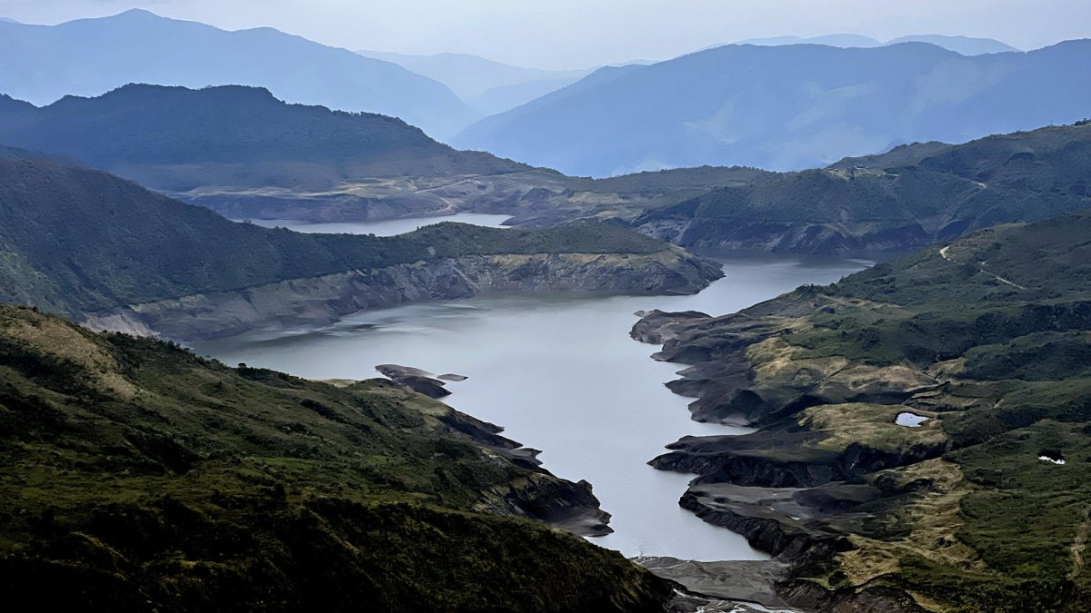 Fotografía cedida por el Acueducto de Bogotá, que muestra el estado actual del embalse de Chuza en Fómeque, Cundinamarca (Colombia).