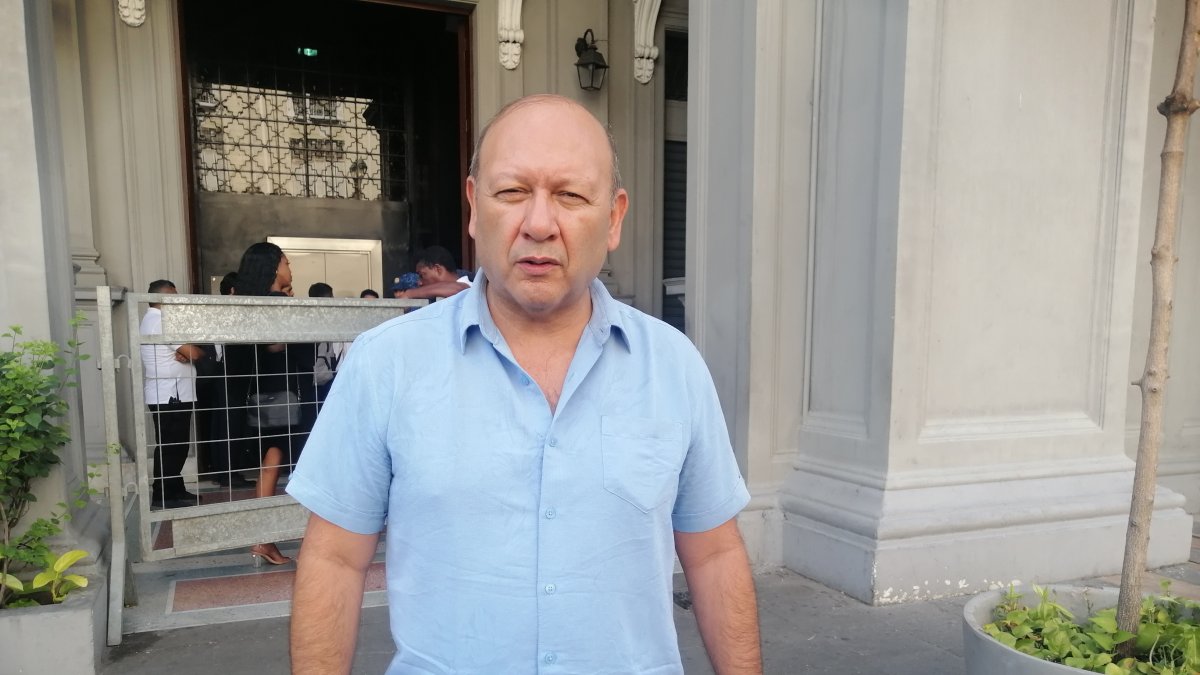 Líder.- El presidente de la  Federación Nacional de Transporte pesado del Ecuador (Fenatrape), Luis Felipe Vizcaíno, al pie del Municipio de Guayaquil.