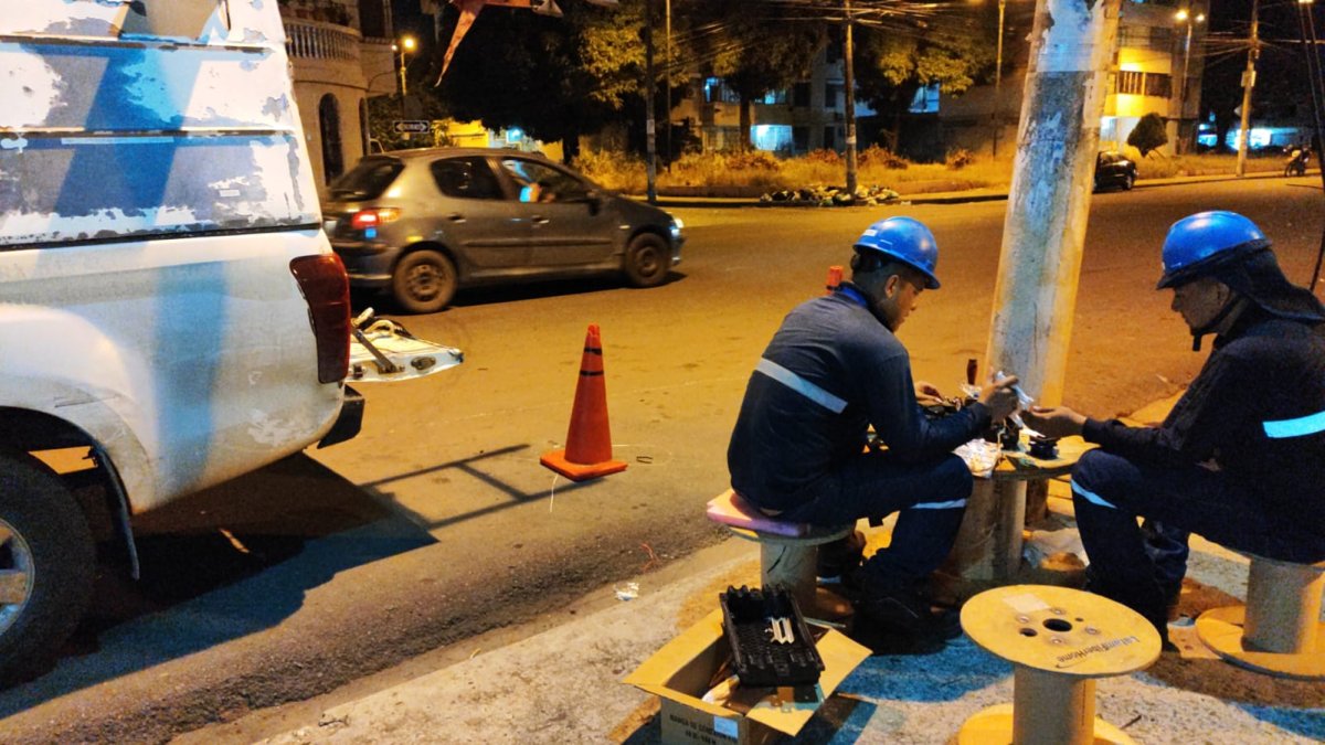 Los trabajadores de CNEL ya han asistido al punto, pero la comunidad asegura que continúan los problemas.