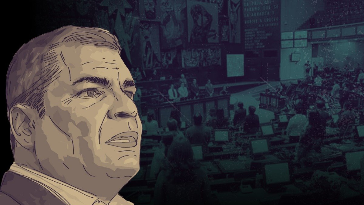 El expresidente Rafael Correa señaló al hombre del maletín como el posible causante de las renuncias a la bancada de la RC5.