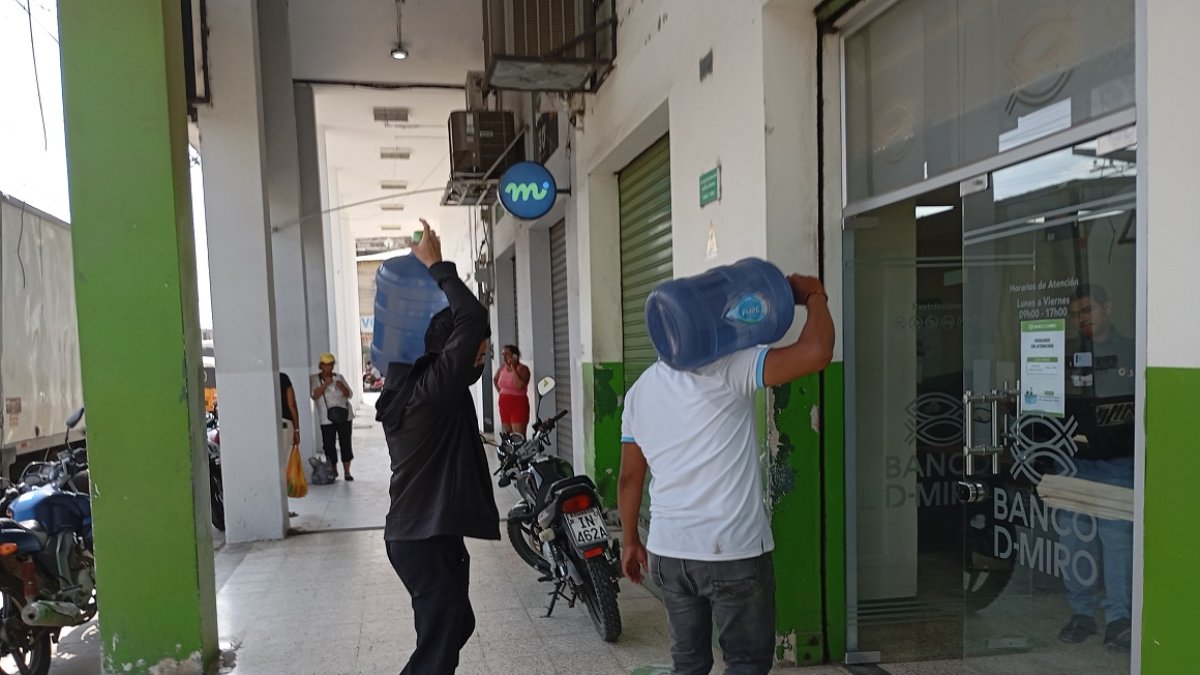 Recurso. Ciudadanos compran bidones de agua ante la escasez.