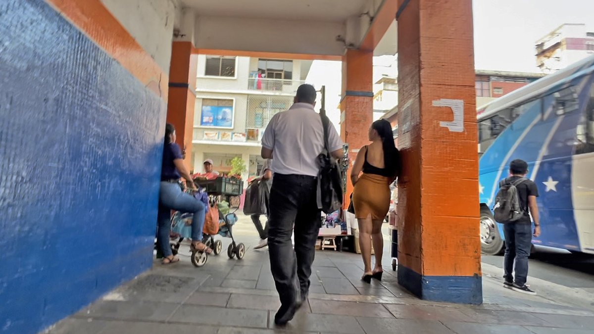 Afectados. Las trabajadoras sexuales están entre los comerciantes, clientes y hasta estudiantes. Las afectaciones para algunos son evidentes.