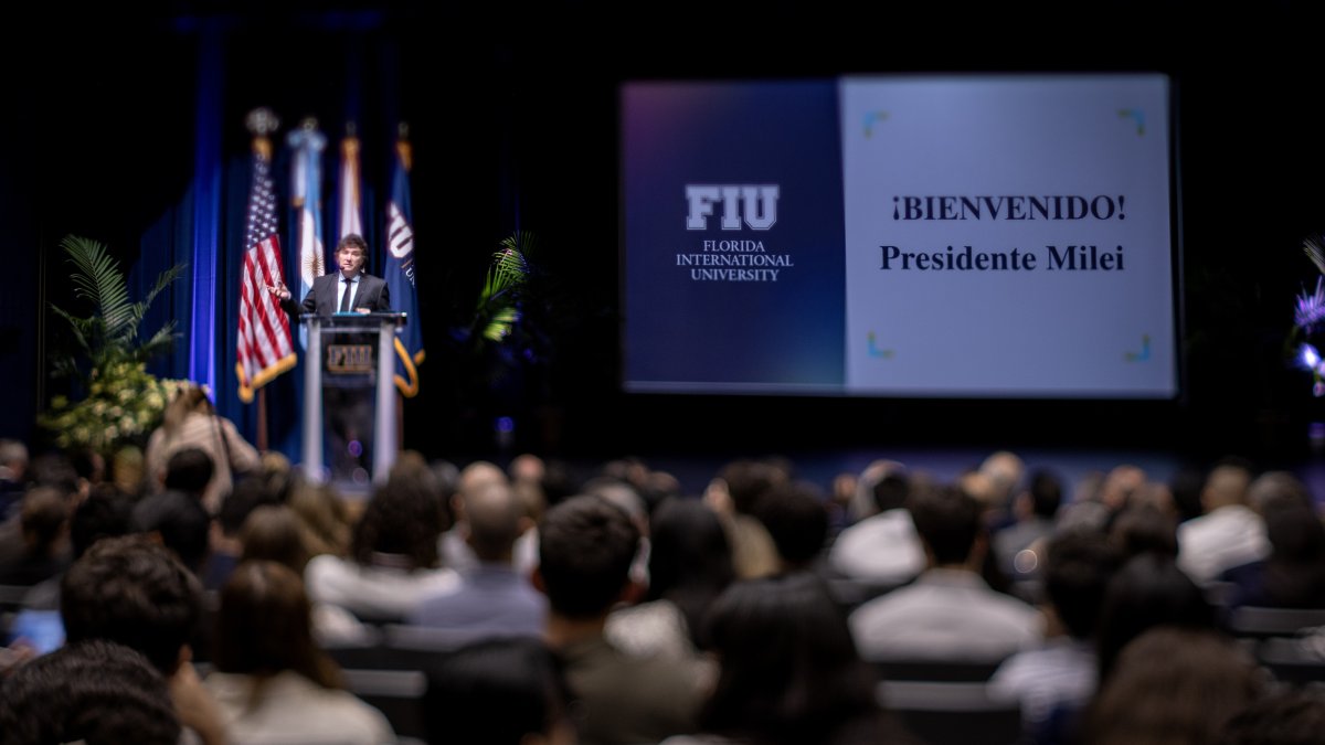 El presidente de Argentina, Javier Milei, habla en el Campus de la Bahía Biscayne de la Universidad Internacional de Florida en Miami, Florida, EE.UU., 11 de abril de 2024.