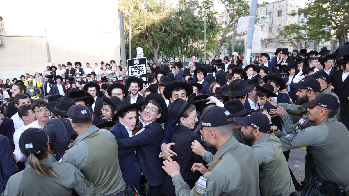 La policía retiene a judíos ultraortodoxos durante una protesta contra el reclutamiento militar frente a la oficina de reclutamiento militar en Jerusalén, el 11 de abril de 2024.