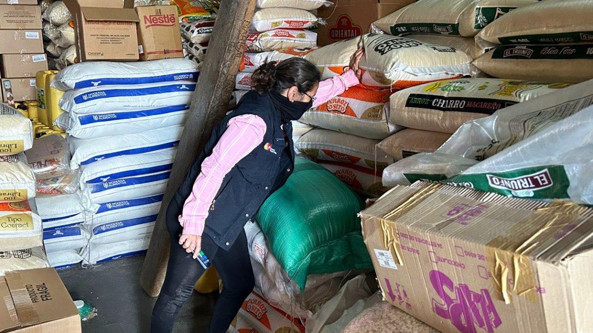 Control.- La inspección que reailza un delegado de Arcsa en el mercado de transferencia de Quito.