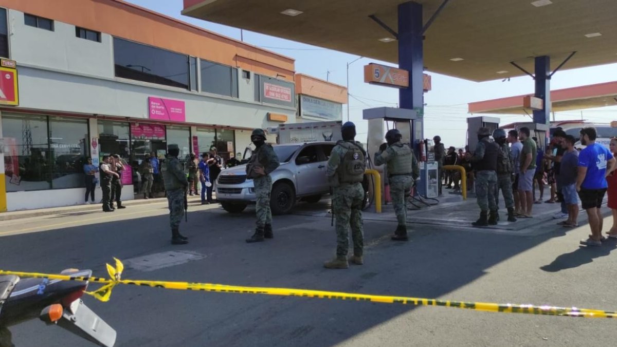En una gasolinera de Manta fue asesinado un hombre.