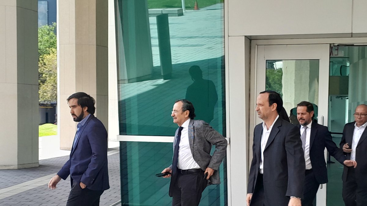 Carlos Pólit en los exteriores de sede judicial.