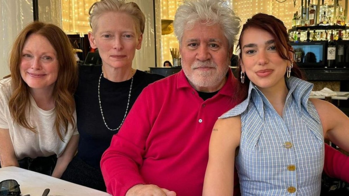 Juliane Moore, Tilda Swinton, Pedro Almodóvar y Dua Lipa durante el rodaje de La habitación de al lado.