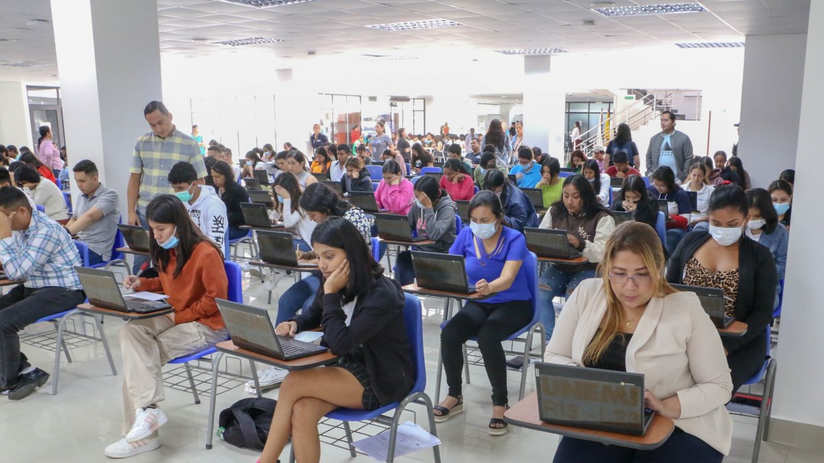 Estudiantes de la Universidad Estatal de Milagro (Unemi) durante una clase presencial.