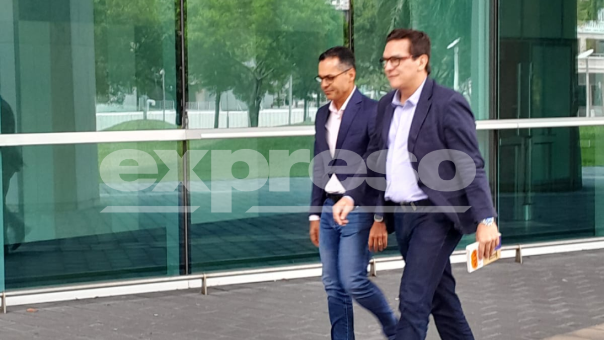 Souza (fondo) a su llegada a la audiencia.