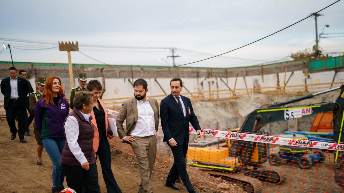 Santiago. El presidente Gabriel Boric durante un recorrido oficial por una obra estatal.