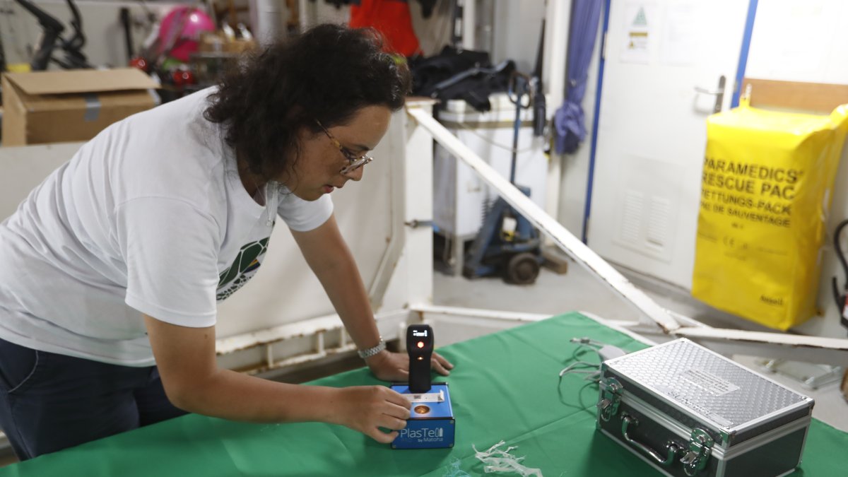 Tatiana Céspedes examina plásticos hallados en el océano pacífico a bordo del buque Artic Sunrise