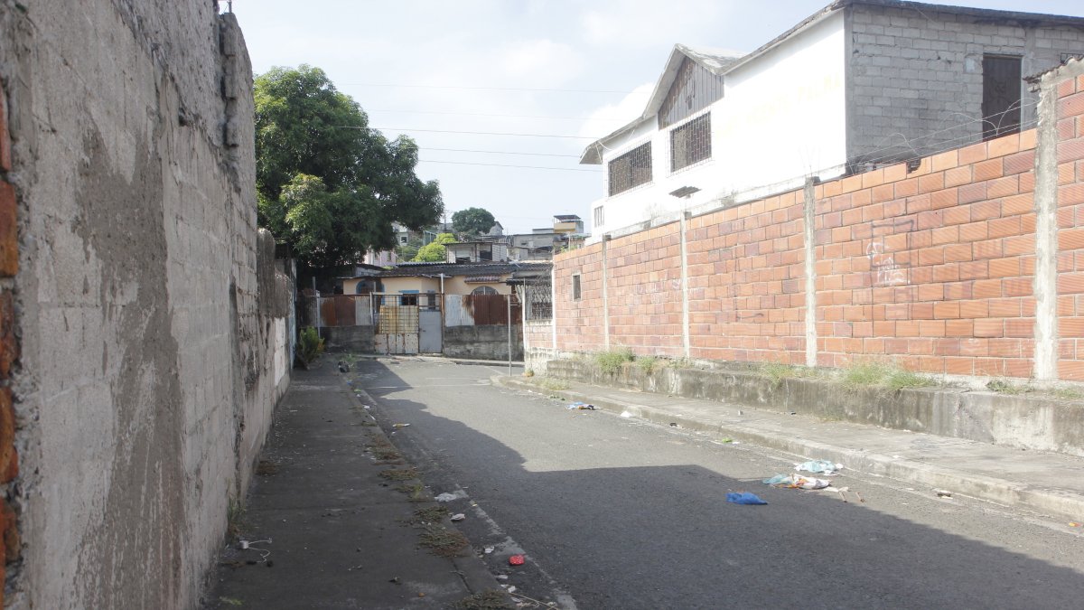 Escopolaminado y abandonado en el sector conocido como el Callejón del amor en la Coop. Adesdac al norte de Guayaquil