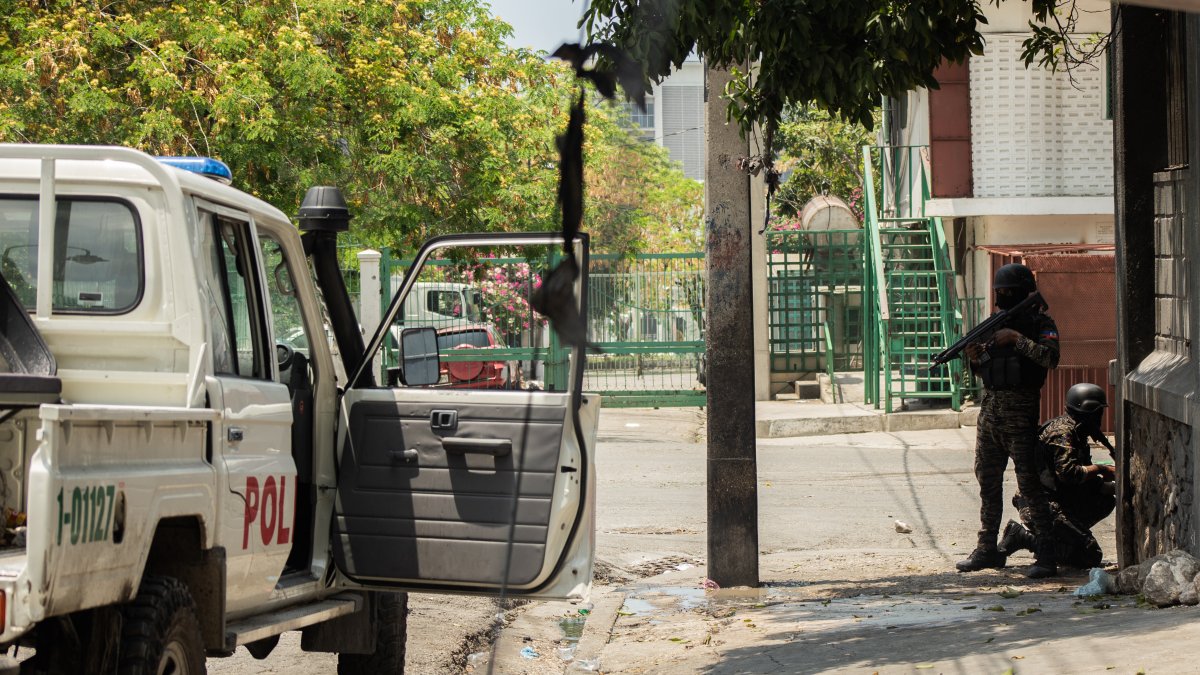 Agentes de la Policía Nacional Haitiana PNH enfrentaron a bandidos en los alrededores de Champs de Mars, la principal plaza pública de la ciudad y próxima al Palacio Nacional,