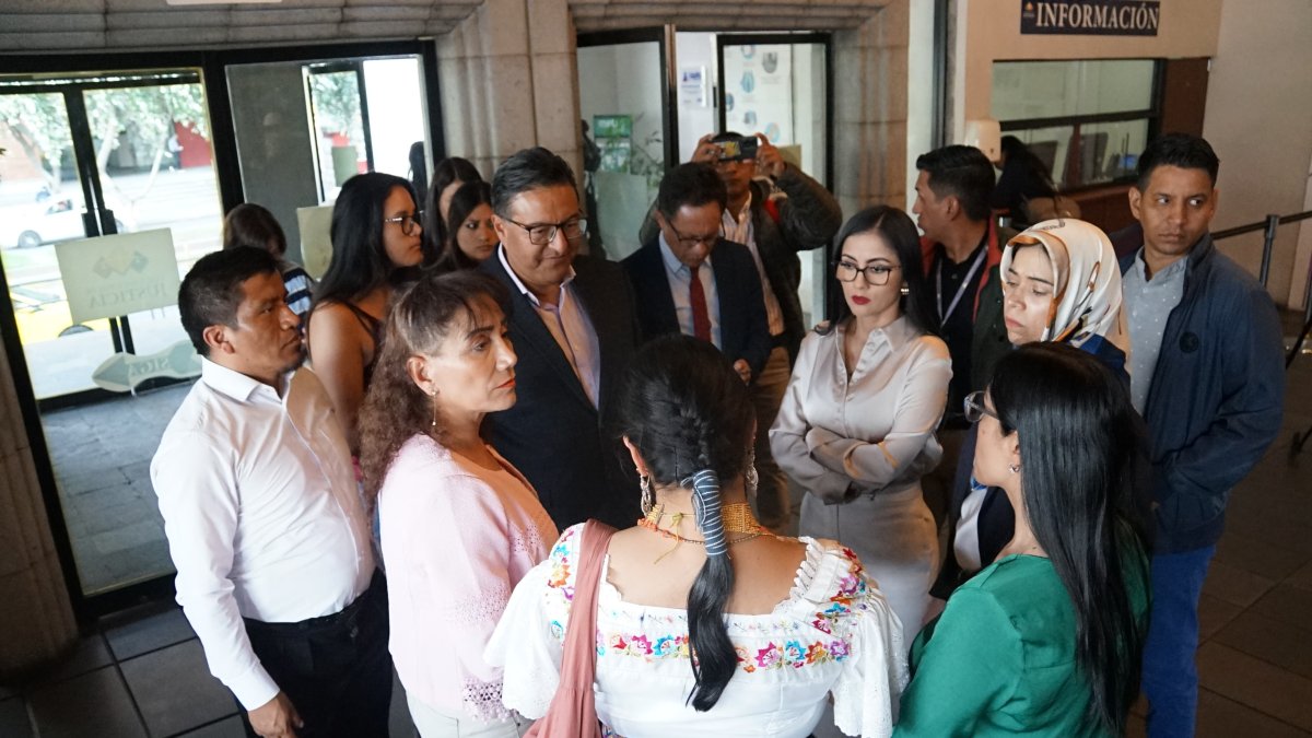 Los legisladores correístas llegaron hasta la Corte Nacional para apoyar a Jorge Glas. Esther Cuesta usó su pañuelo.